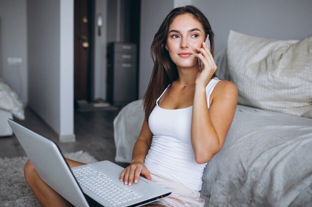 Donna che lavora a casa su un computer