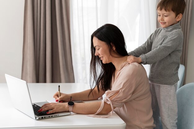 Donna che lavora a distanza con il computer portatile