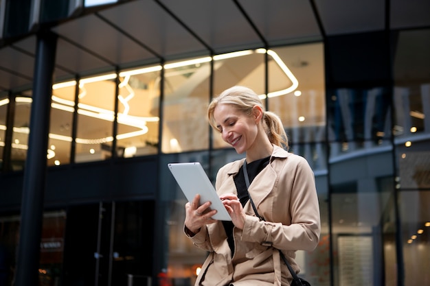 Donna che lavora al suo tablet fuori