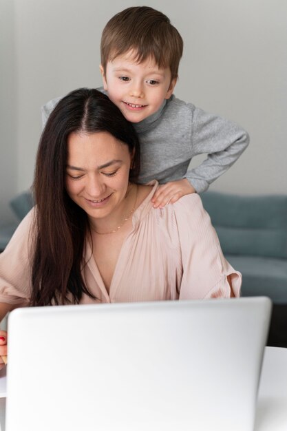 Donna che lavora con il computer portatile a casa