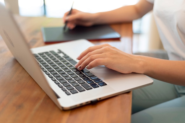 Donna che lavora da casa per allontanamento sociale con il laptop