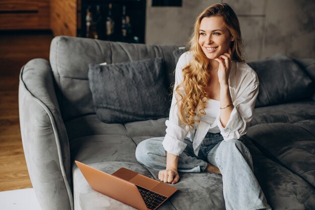 Donna che lavora da casa sul laptop