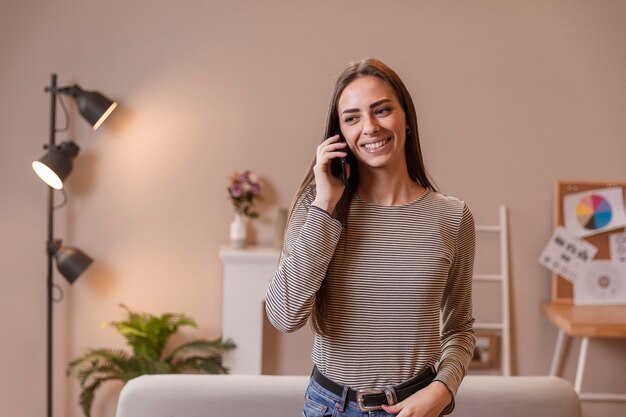 Donna che lavora e che parla sul telefono cellulare