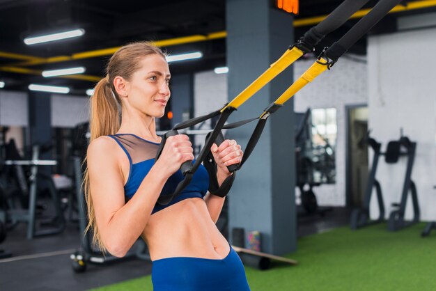 Donna che lavora in palestra