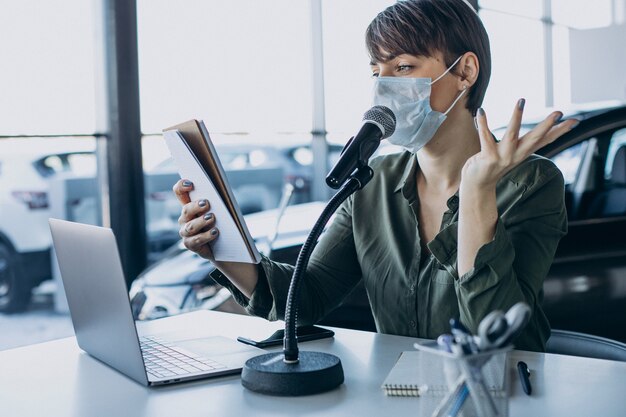 Donna che lavora in studio di registrazione e indossa la maschera