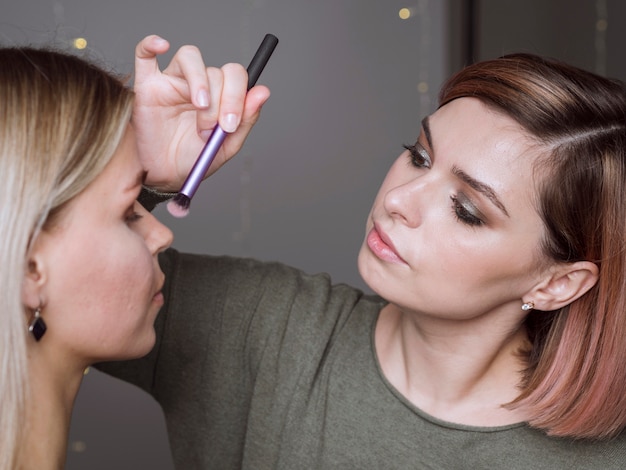 Donna che lavora in studio di trucco