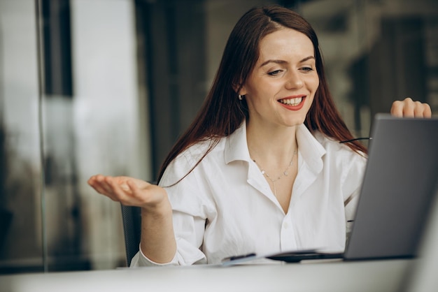 Donna che lavora in ufficio su un computer