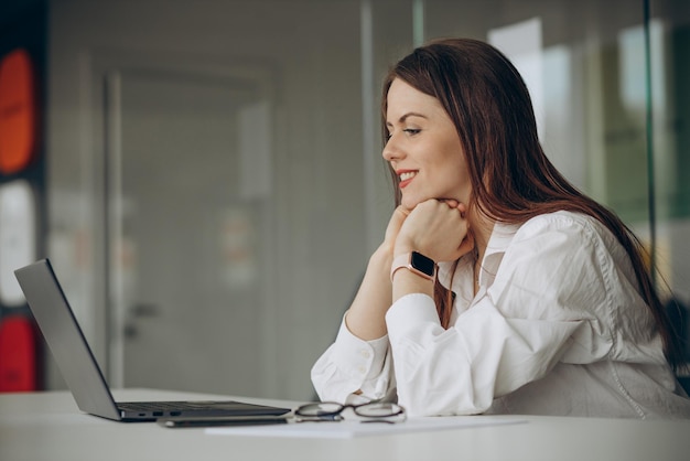 Donna che lavora in ufficio su un computer