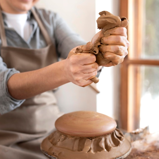 Donna che lavora in un luogo di lavoro di ceramica