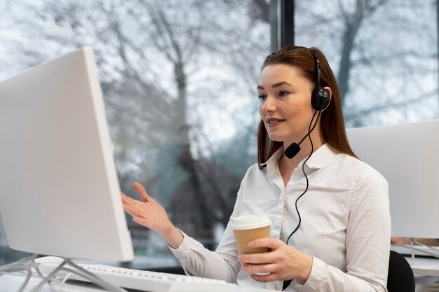 Donna che lavora in un ufficio di call center