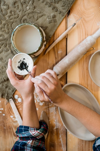 Donna che lavora nel suo laboratorio di ceramica