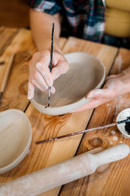 Donna che lavora nel suo laboratorio di ceramica