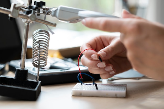 Donna che lavora nel suo laboratorio per un'invenzione creativa