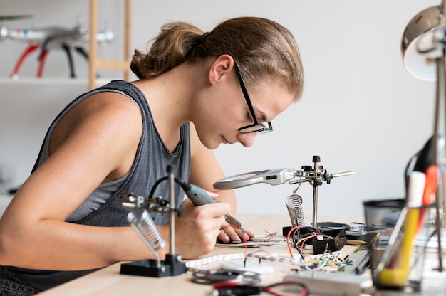 Donna che lavora nel suo laboratorio per un'invenzione creativa