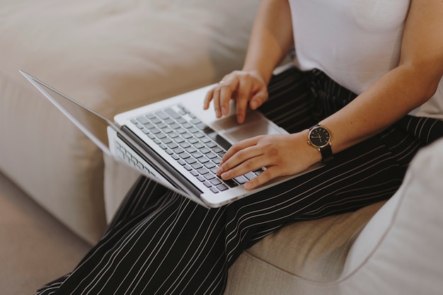 Donna che lavora su un computer portatile