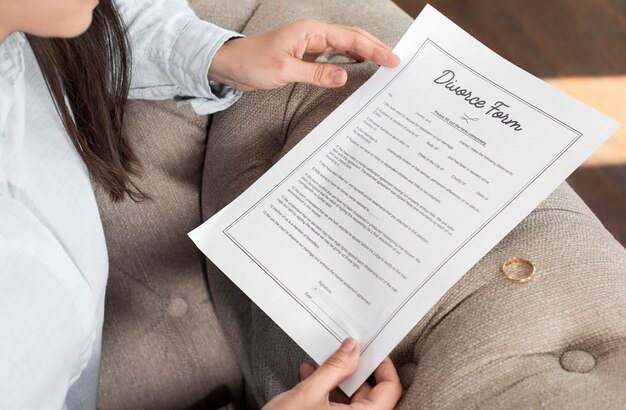 Donna che legge il modulo di divorzio