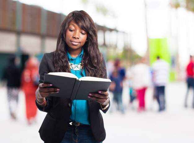 Donna che legge un libro