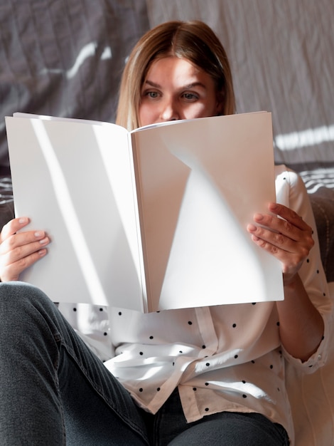Donna che legge una rivista di mock-up