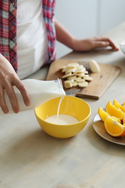 Donna che mangia prima colazione nella cucina