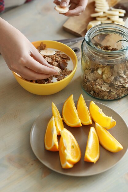 Donna che mangia prima colazione nella cucina