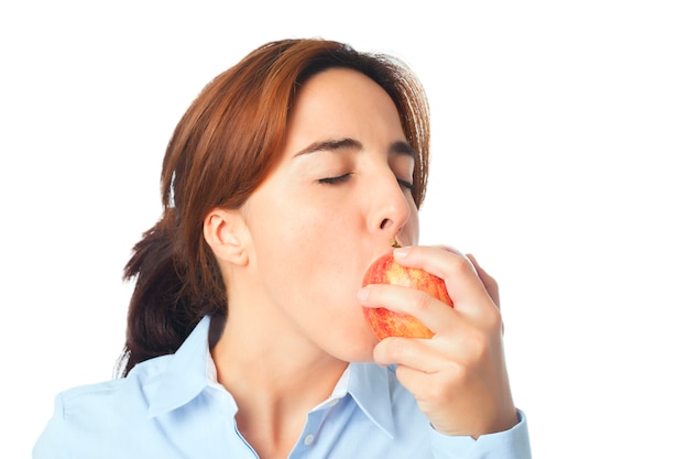 Donna che mangia una mela rossa