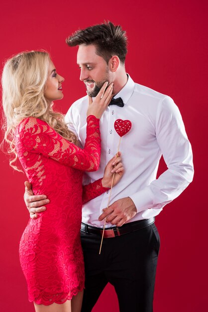 Donna che mantiene il simbolo del giorno di San Valentino