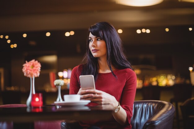 Donna che mantiene il telefono cellulare