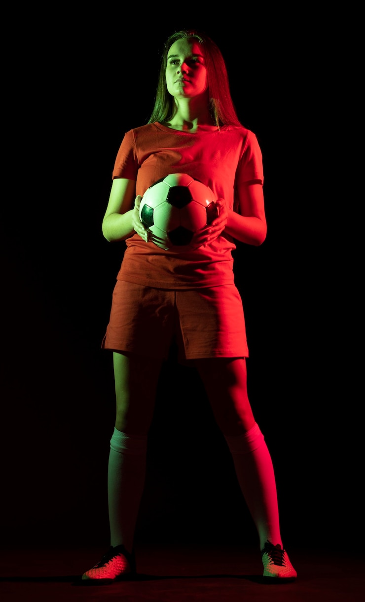 Foto gratuito donna che mantiene la palla da calcio