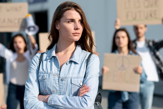 Donna che marcia per la pace con attivisti