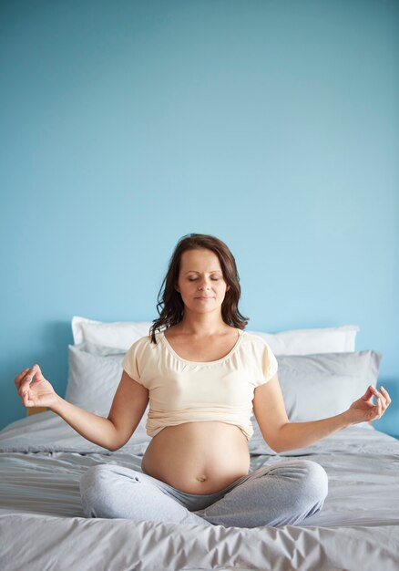 Donna che medita durante la gravidanza