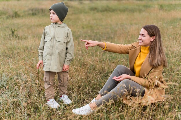 Donna che mostra qualcosa a suo figlio