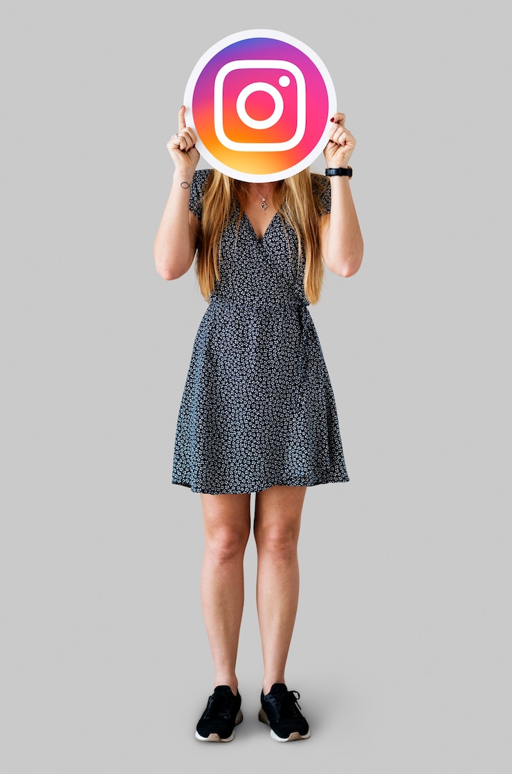 Foto gratuito donna che mostra un&#39;icona di instagram