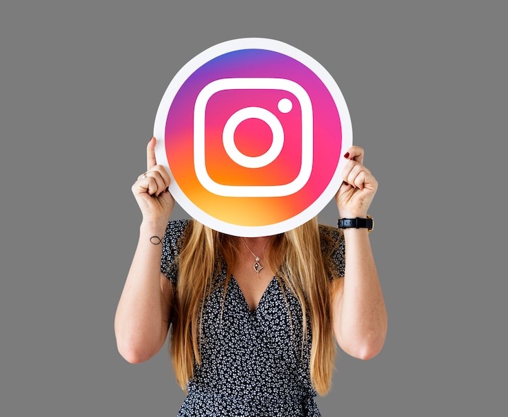 Foto gratuito donna che mostra un&#39;icona di instagram