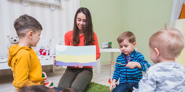 Donna che mostra un&#39;immagine colorata