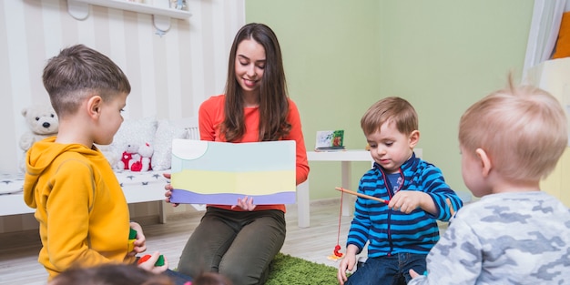 Donna che mostra un&#39;immagine colorata