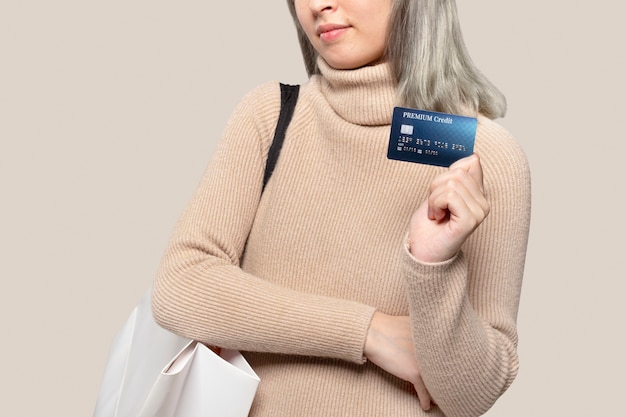 Donna che mostra una carta di credito