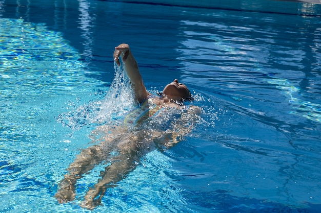 Donna che nuota in piscina durante il giorno