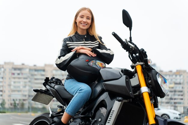 Donna che ottiene l'esame di guida della motocicletta