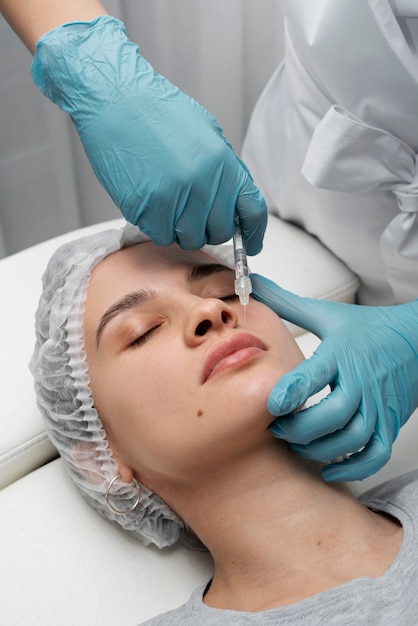 Donna che ottiene l'iniezione all'angolo alto della clinica