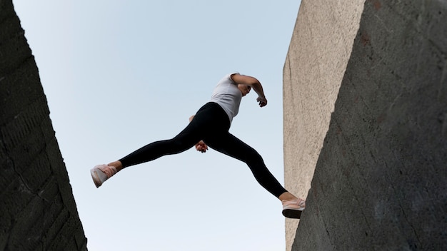 Donna che parkouring su edifici