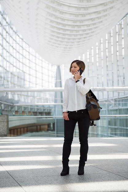 Donna che parla al telefono