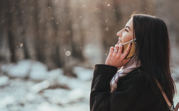 Donna che parla sul telefono cellulare