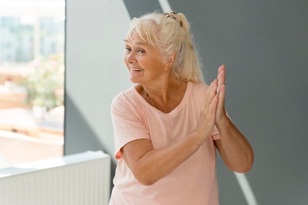 Donna che partecipa alla lezione di zumba