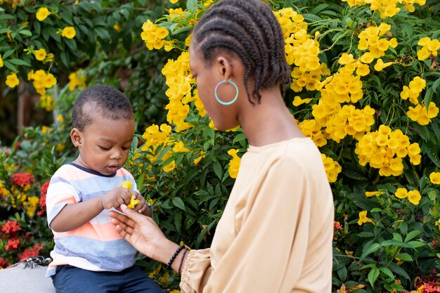 Donna che passa del tempo con il suo bambino nero