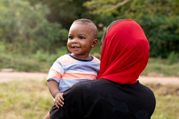 Donna che passa del tempo con il suo bambino nero