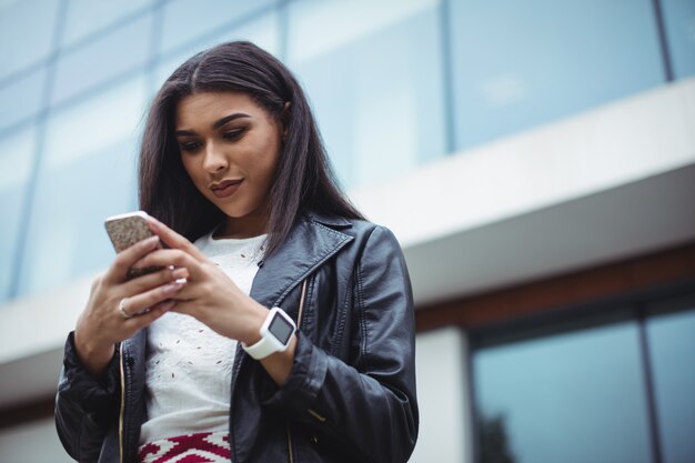 Donna che per mezzo del telefono cellulare