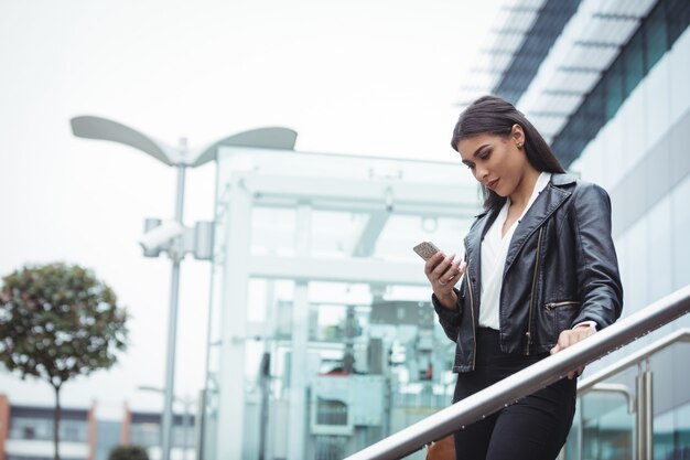 Donna che per mezzo del telefono cellulare