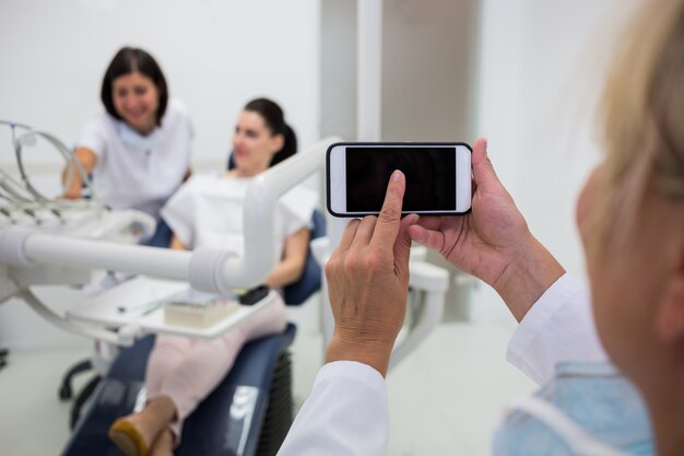 Donna che per mezzo di un telefono cellulare