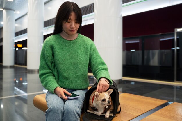 Donna che porta il suo animale domestico nella metropolitana