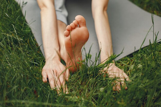 Donna che pratica yoga avanzata in un parco